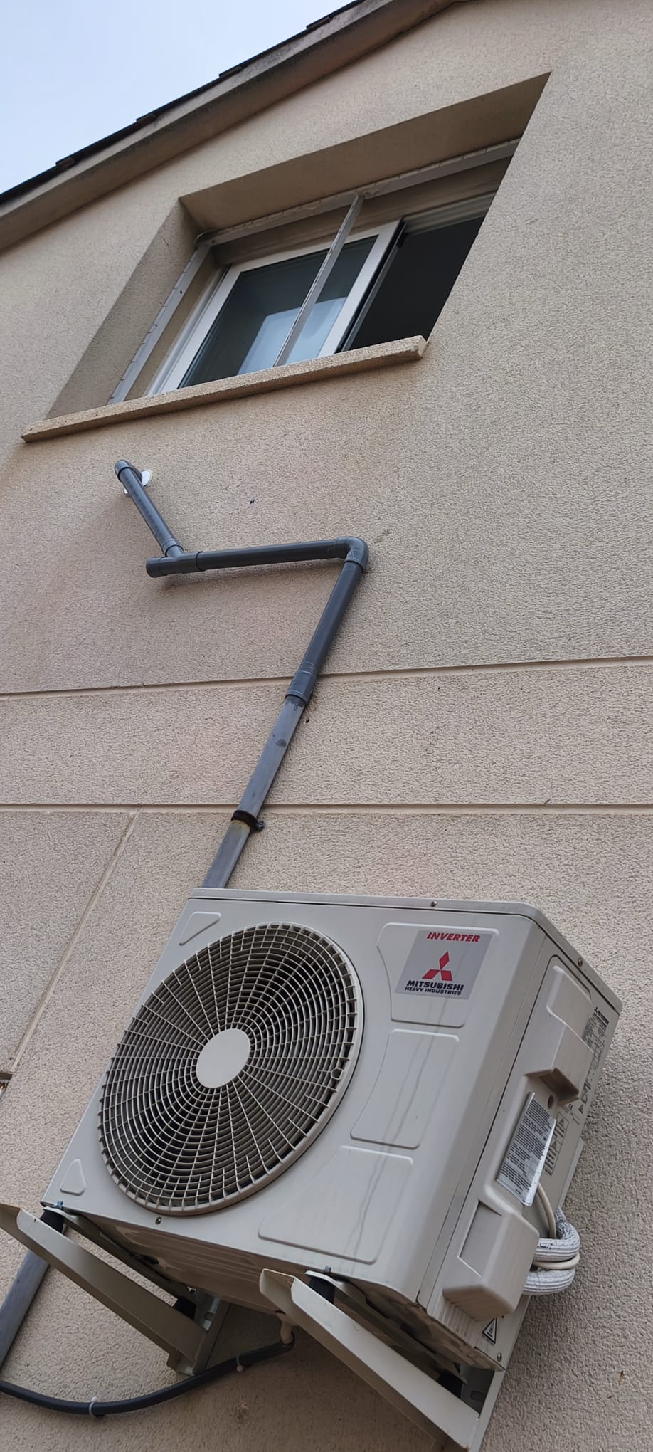 Instalación de bajante para aire acondicionado — fontanero Terrassa