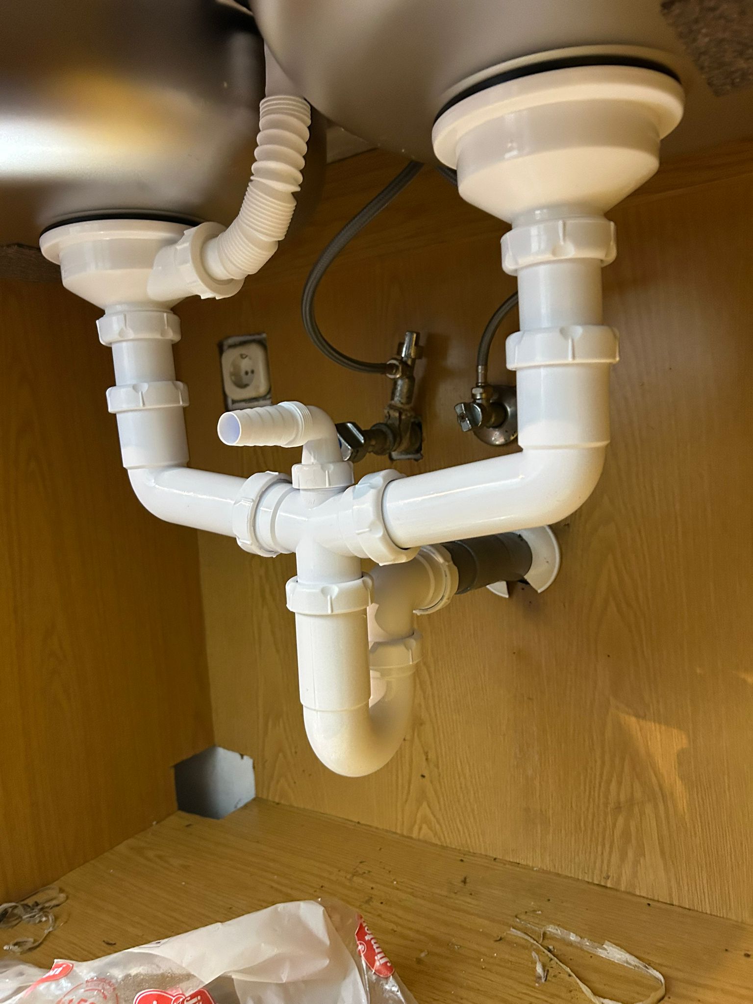 Instalación de sifón en fregadero doble — fontanero Terrassa