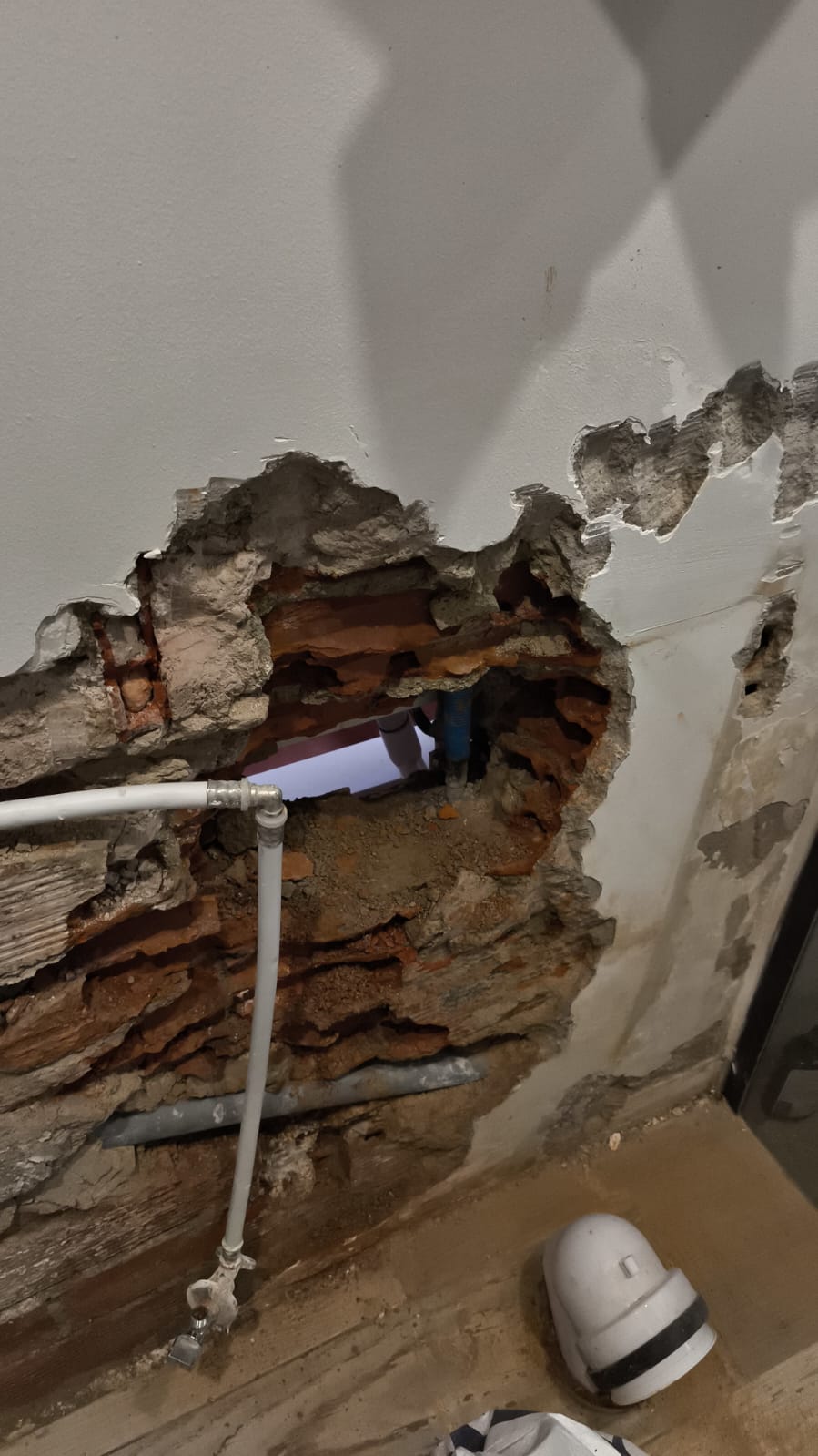 Reparación de fuga en pared de ladrillo — fontanero Terrassa