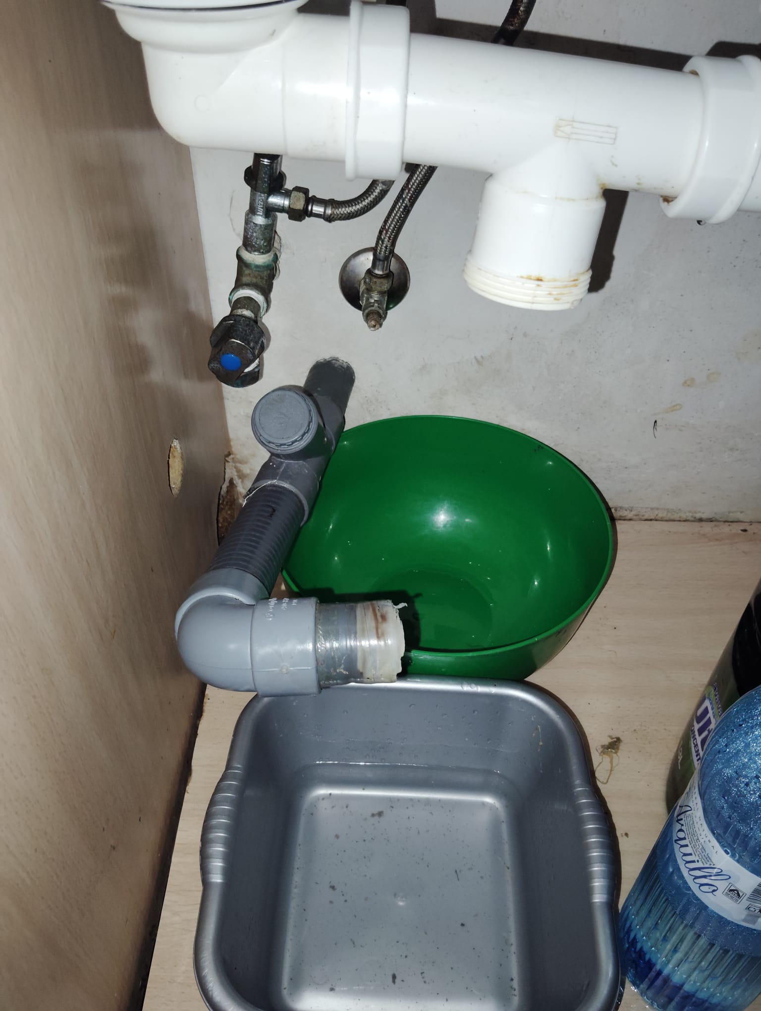 Reparación de fuga en sifón de lavabo — fontanero urgente Terrassa