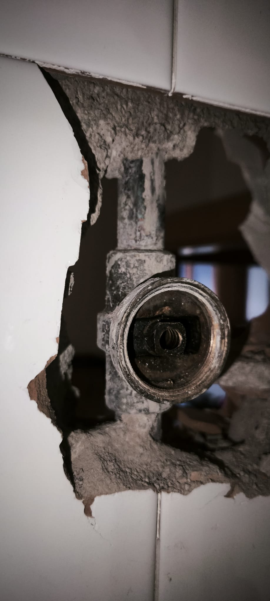 Reparación de llave de paso empotrada — fontanero Terrassa