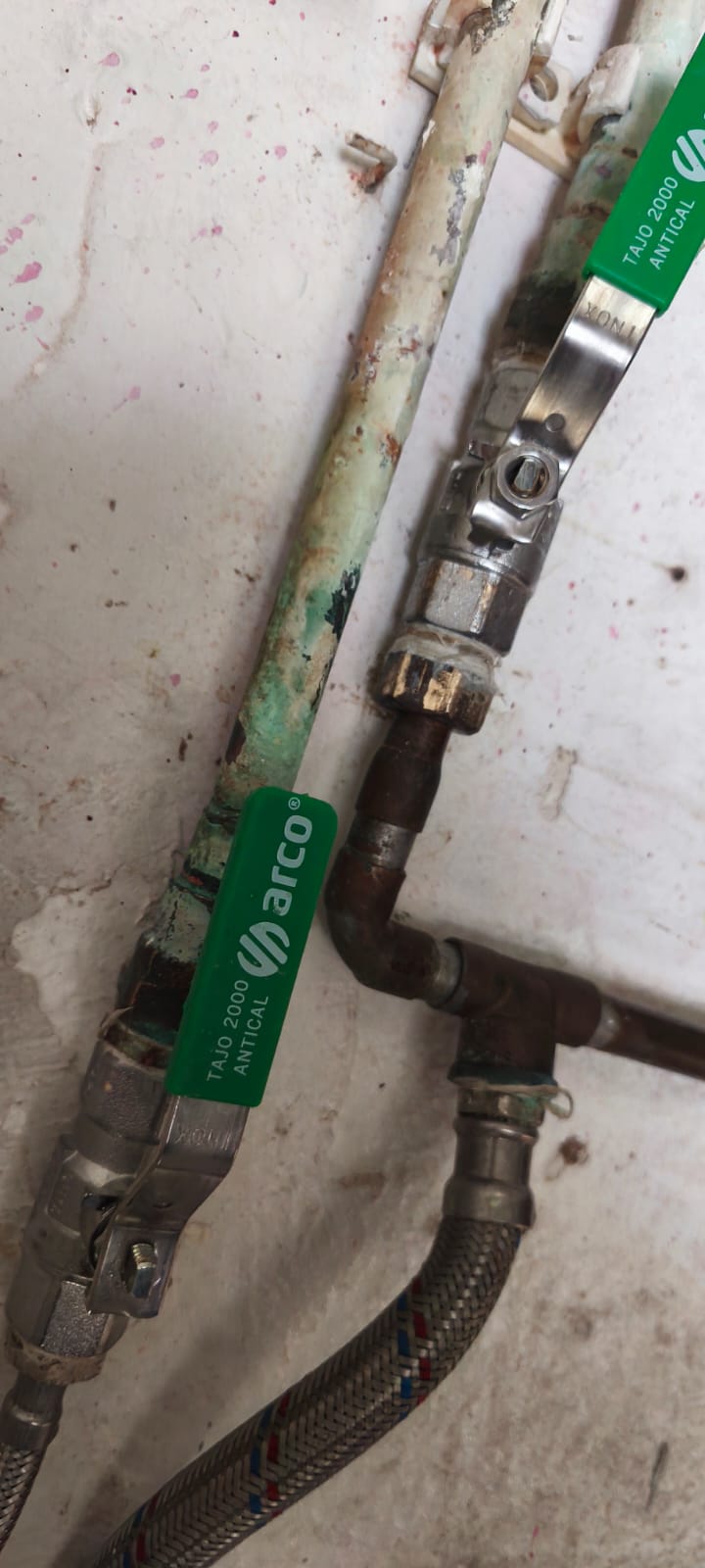 Reparación de tubería de cobre corroída — fontanero Terrassa